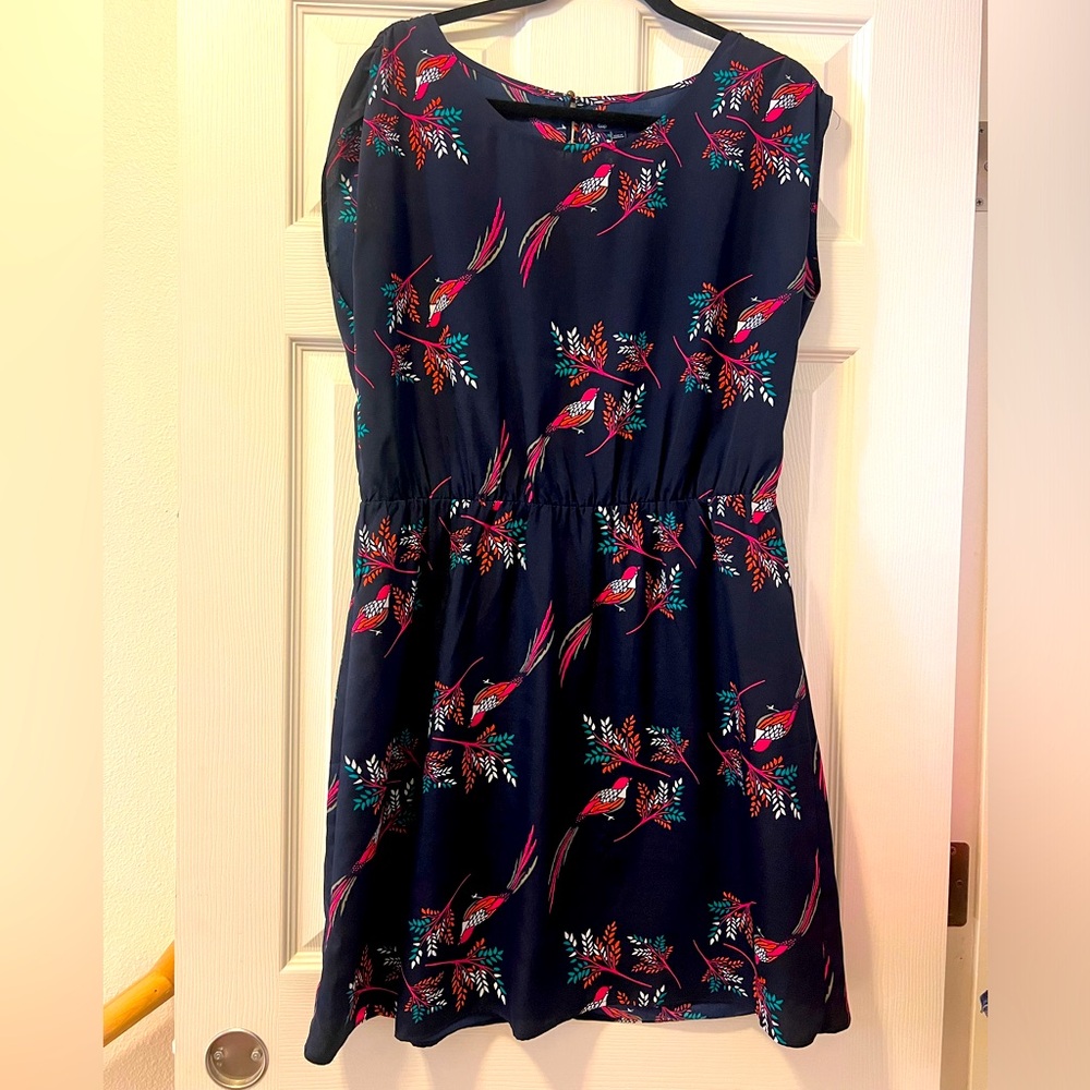 Gap above knee sleeveless bird design dress